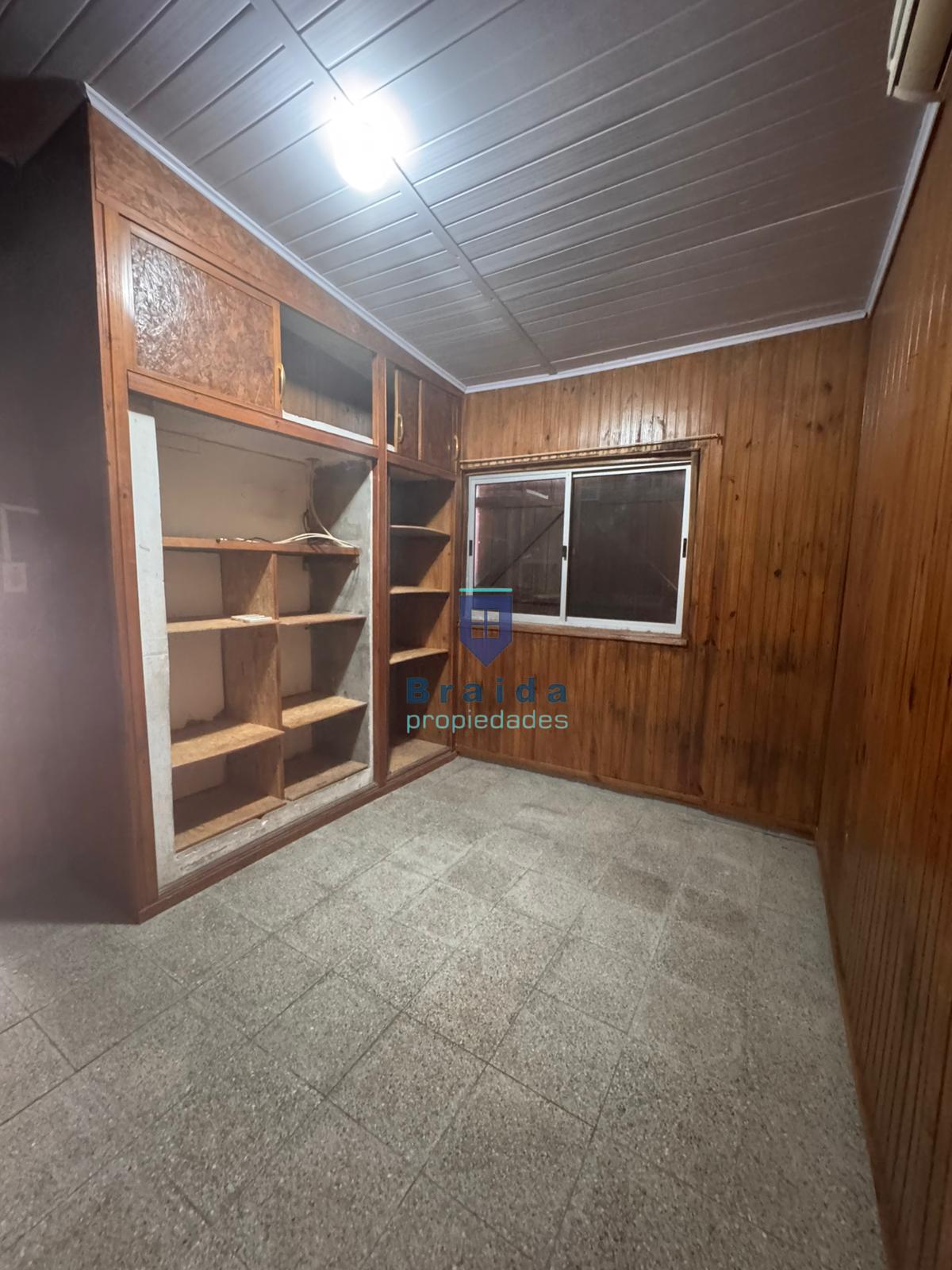 Gran vivienda de 2 dormitorios a cuadras de la plaza y dos apartamentos anexos