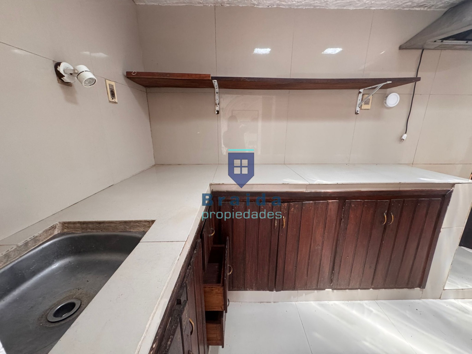 Gran vivienda de 2 dormitorios a cuadras de la plaza y dos apartamentos anexos