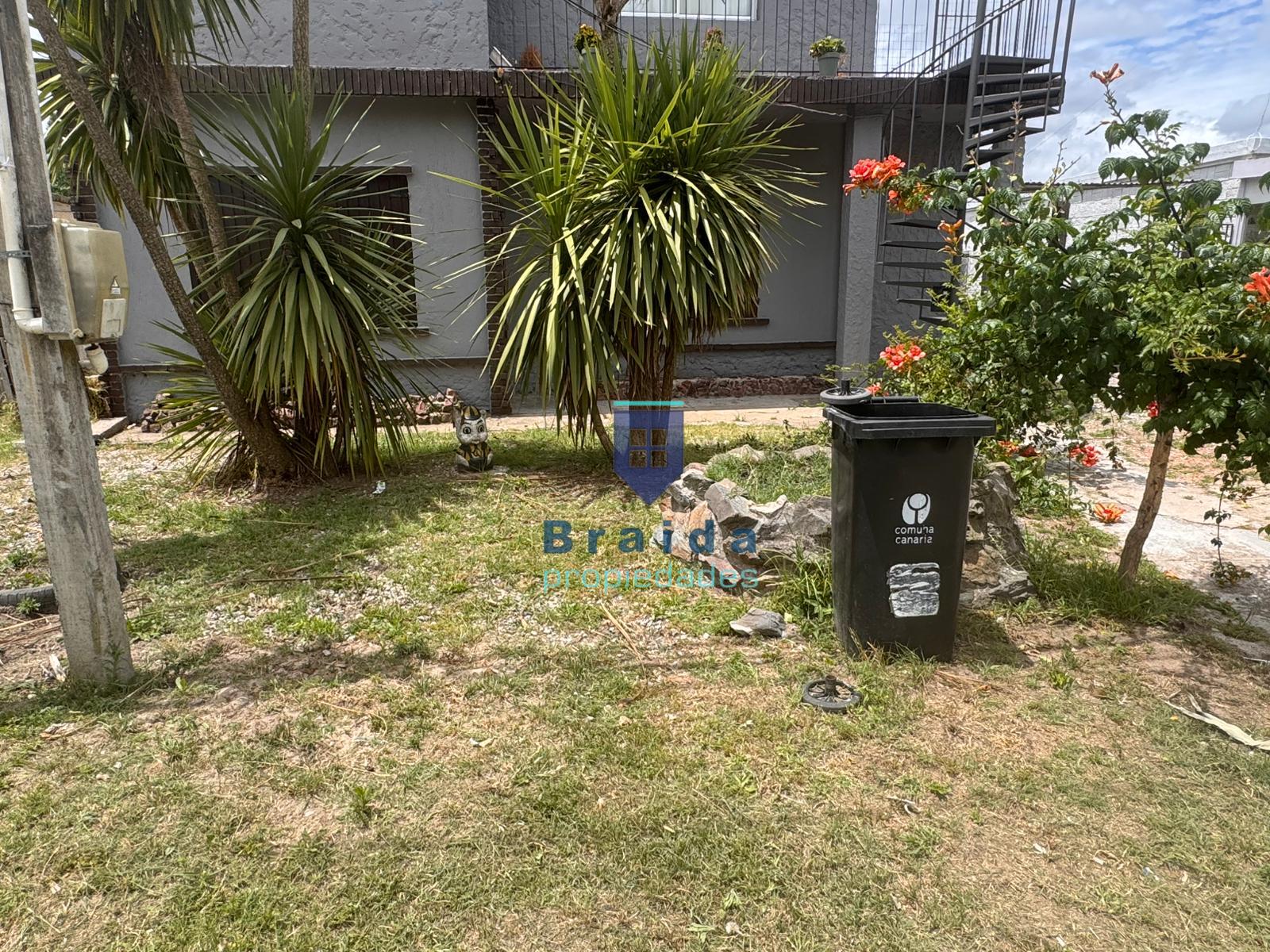 Gran vivienda de 2 dormitorios a cuadras de la plaza y dos apartamentos anexos
