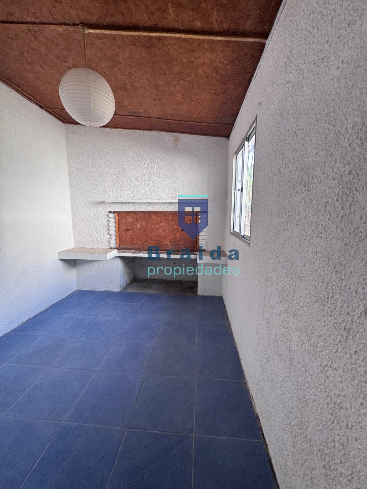 Local con apartamento frente a la plaza