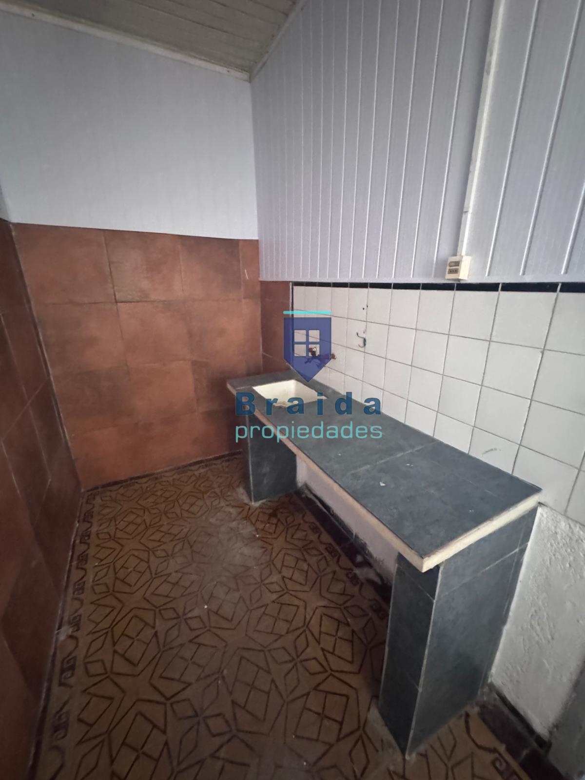 Local con apartamento frente a la plaza