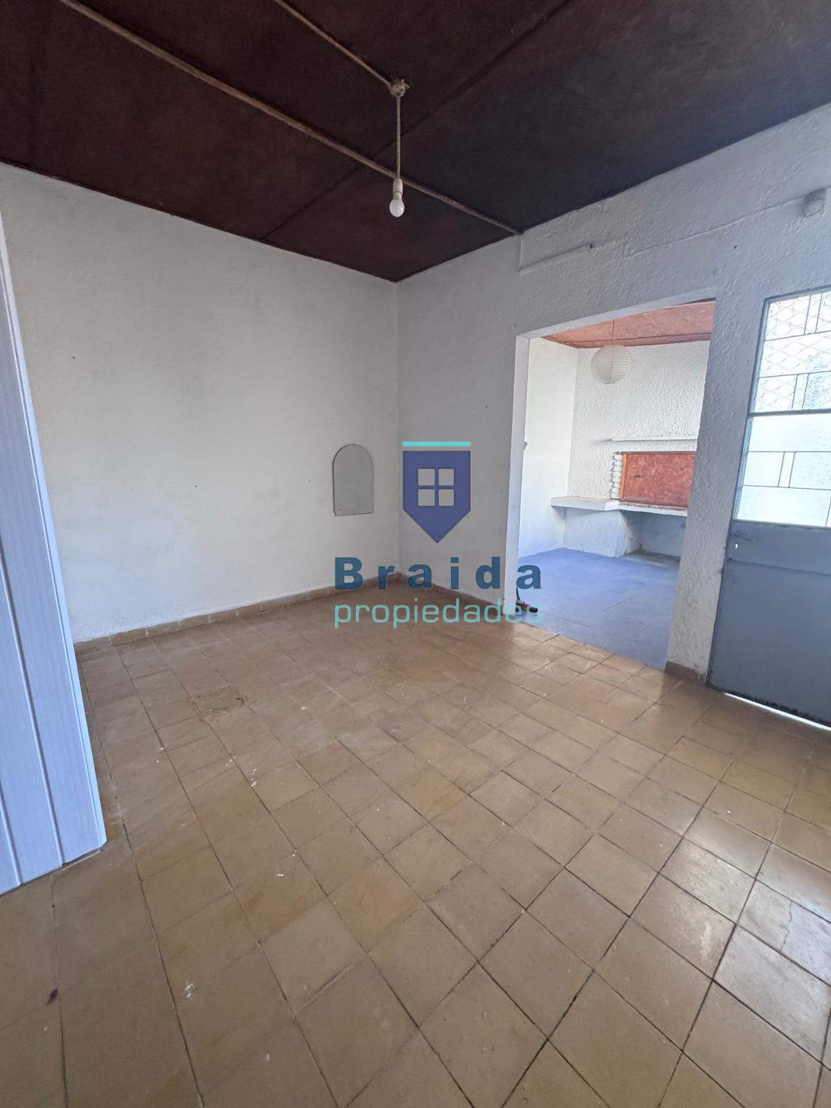 Local con apartamento frente a la plaza