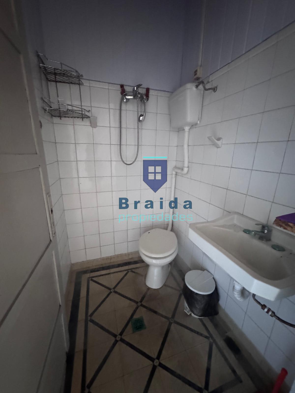 Local con apartamento frente a la plaza