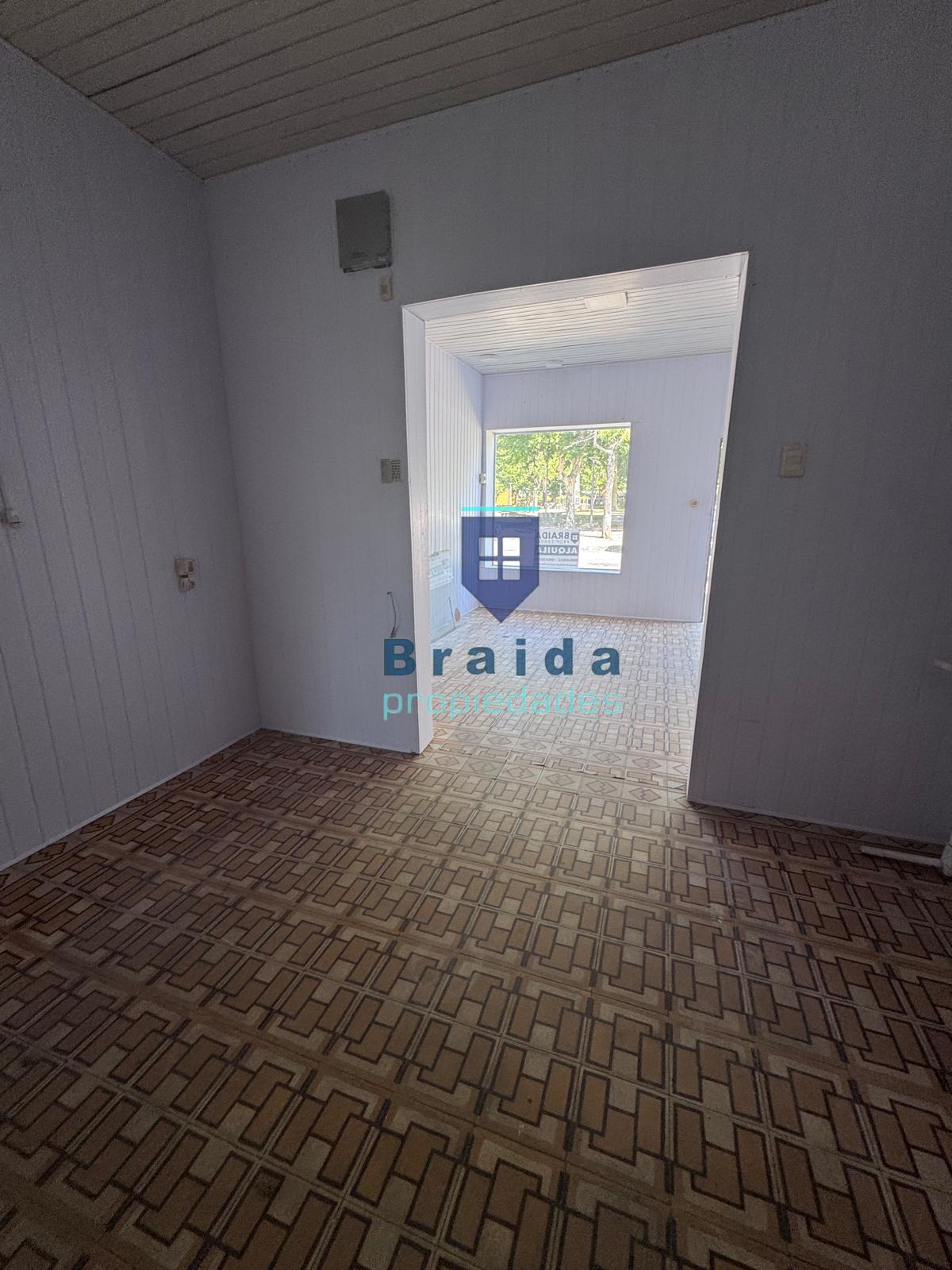 Local con apartamento frente a la plaza