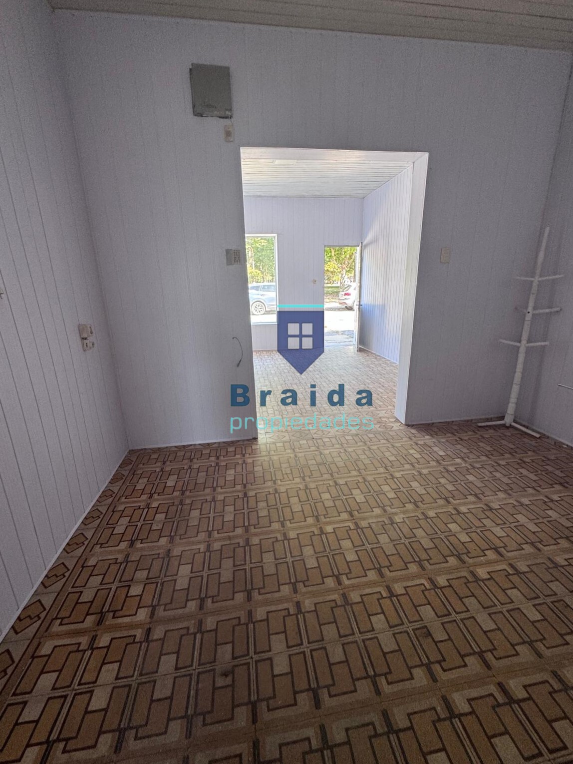 Local con apartamento frente a la plaza