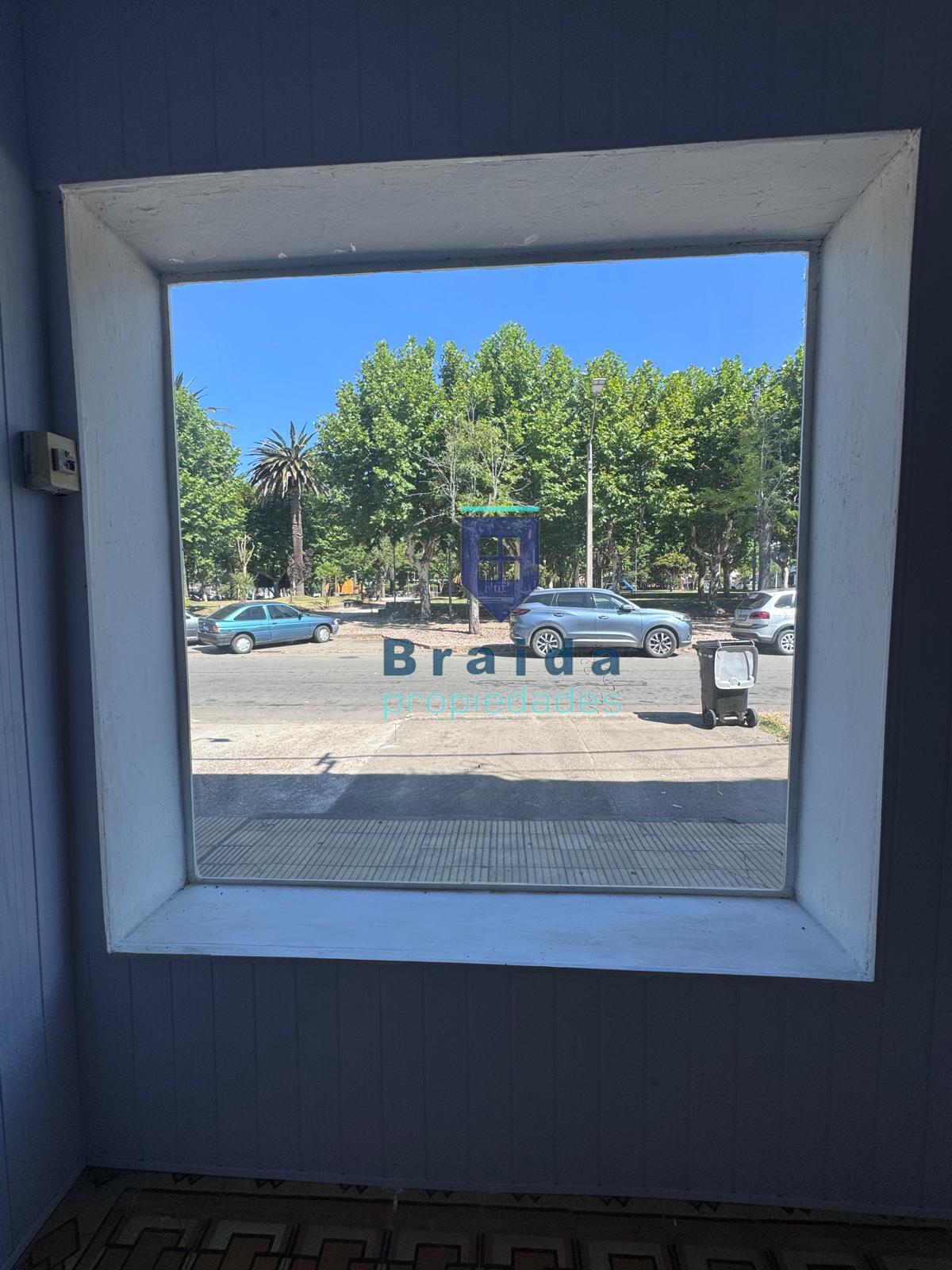 Local con apartamento frente a la plaza