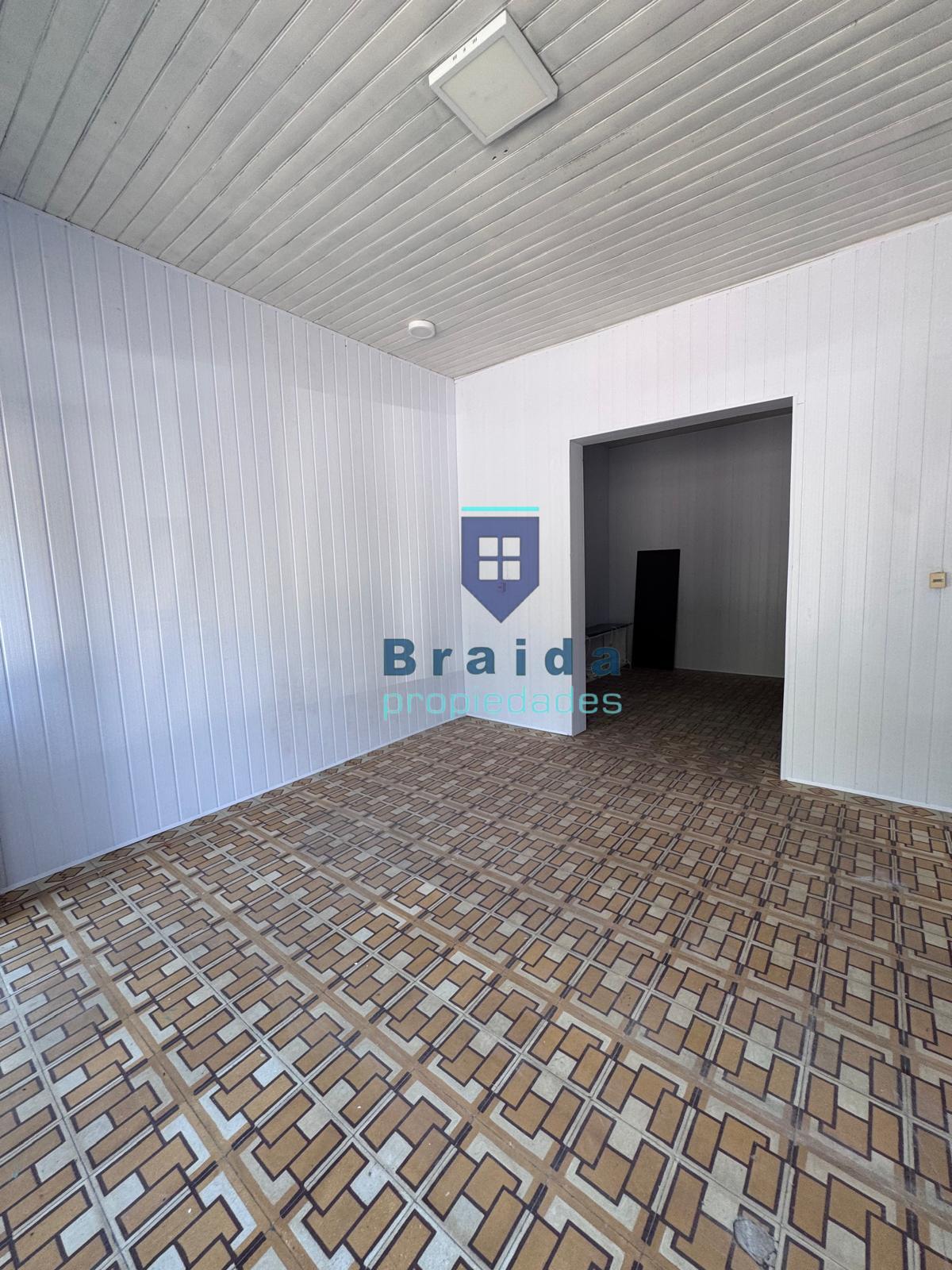 Local con apartamento frente a la plaza