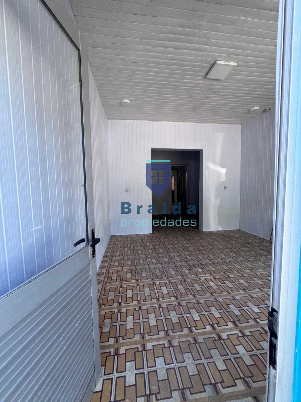 Local con apartamento frente a la plaza