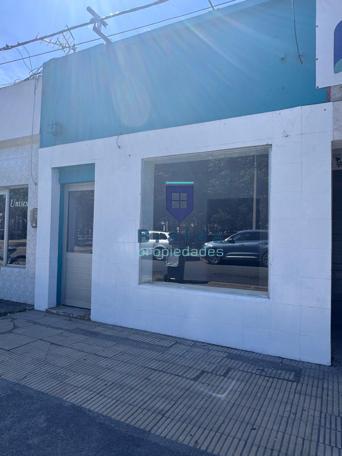 Local con apartamento frente a la plaza