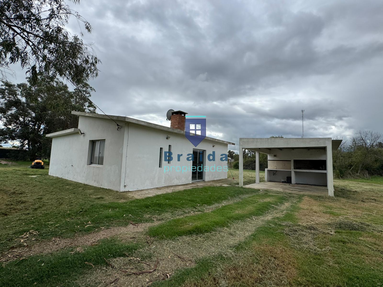 Hermosa vivienda de dos dormitorios y cochera