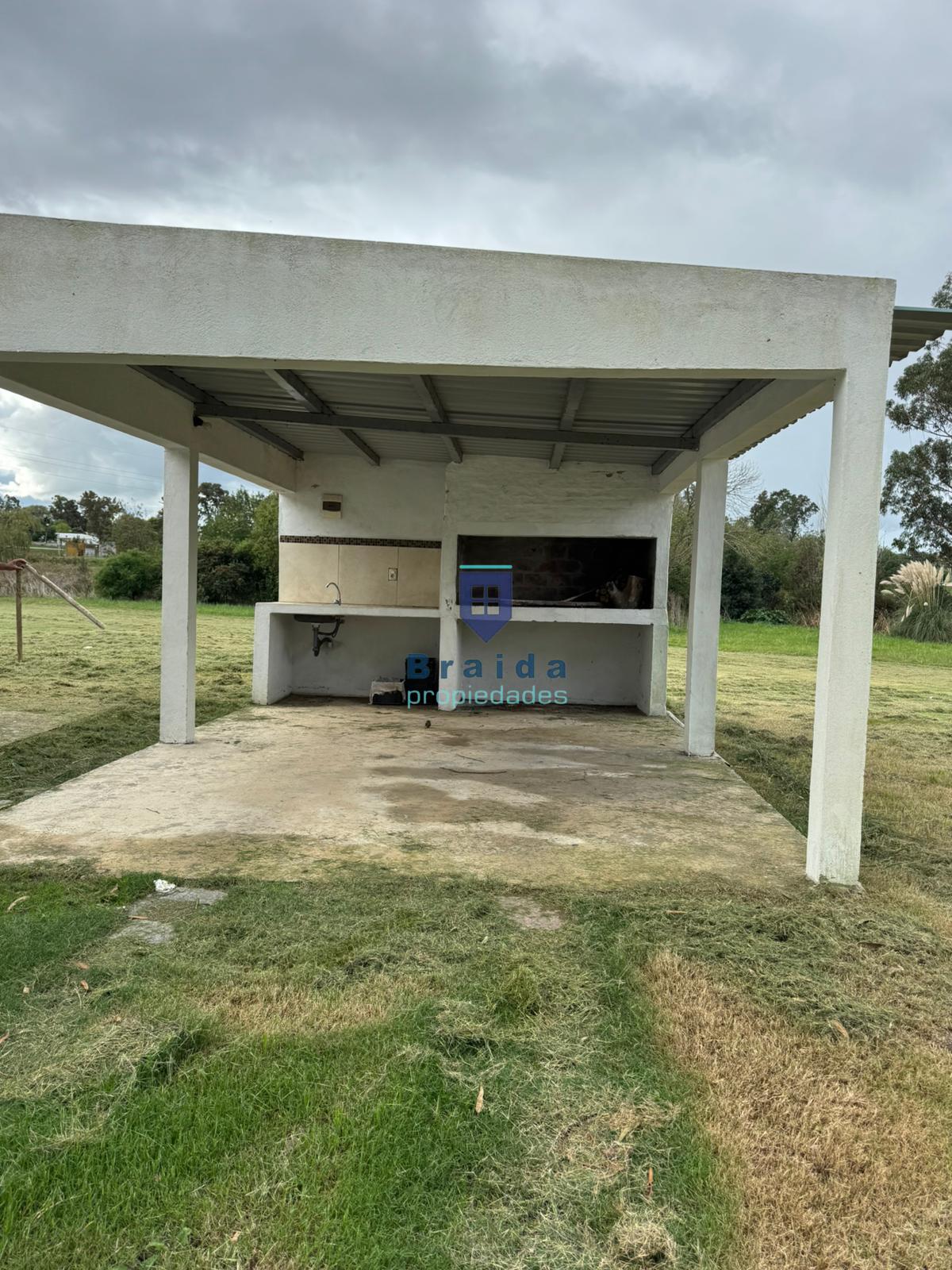 Hermosa vivienda de dos dormitorios y cochera