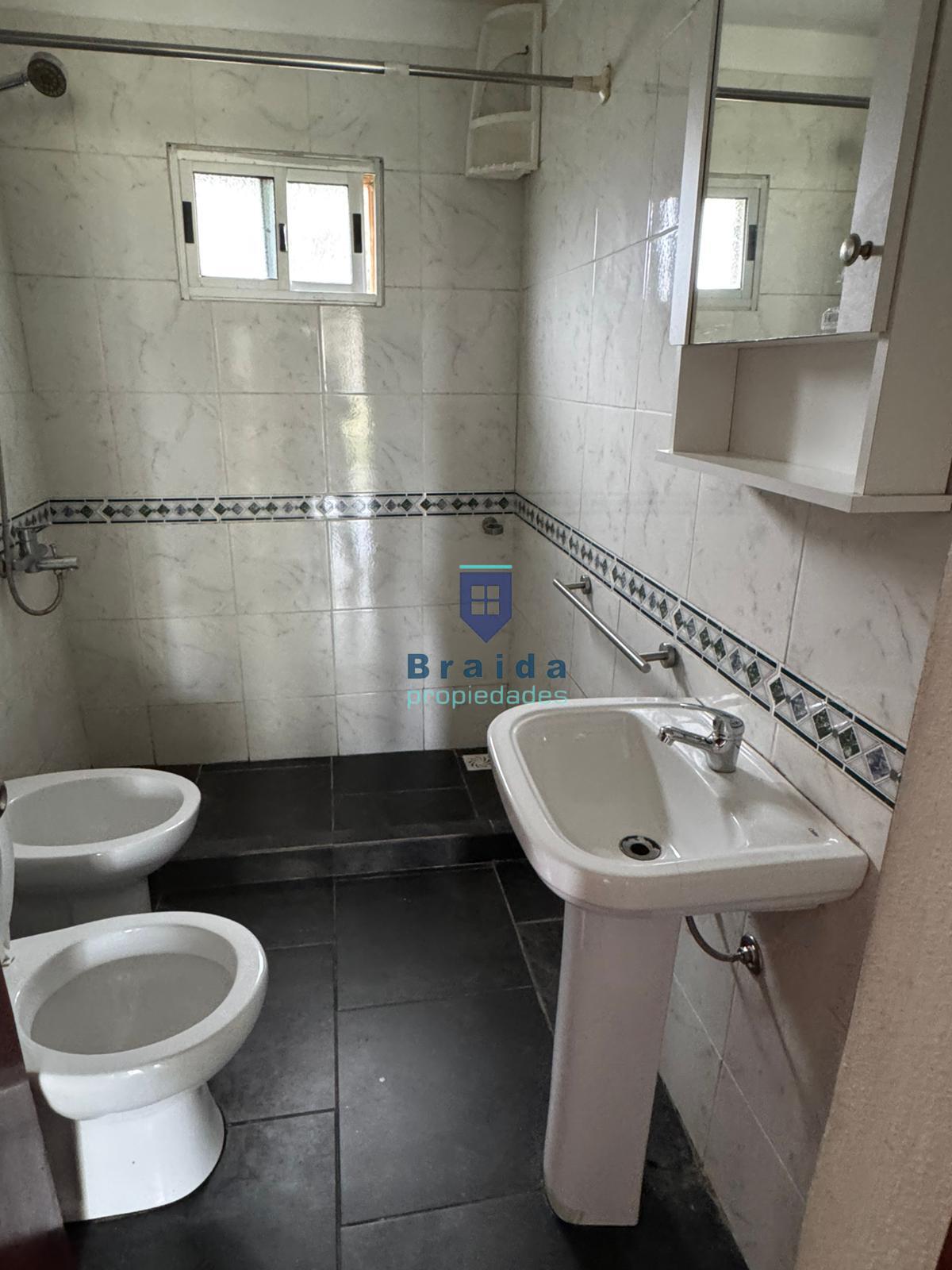 Hermosa vivienda de dos dormitorios y cochera