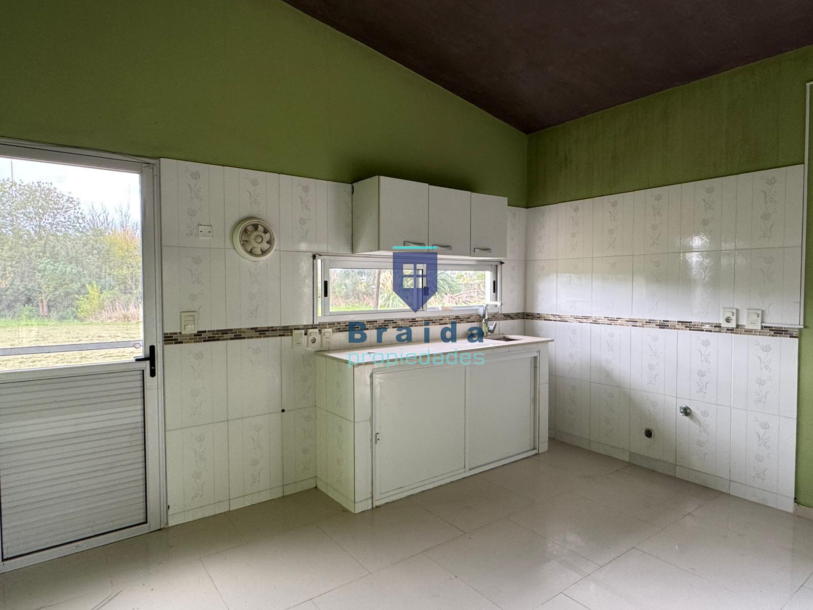 Hermosa vivienda de dos dormitorios y cochera