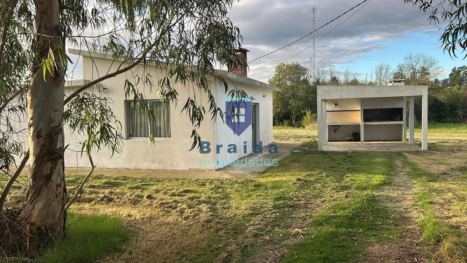 Hermosa vivienda de dos dormitorios y cochera