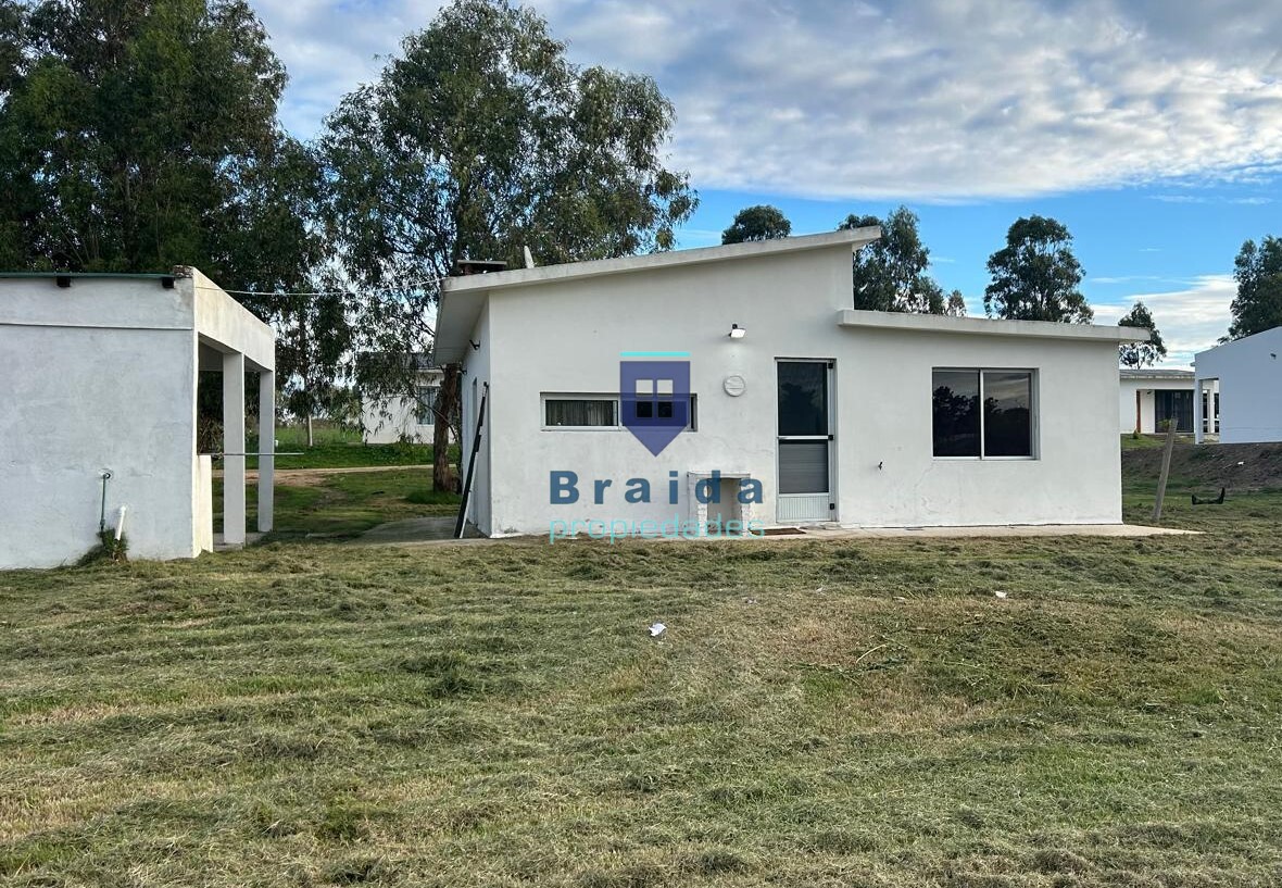 Hermosa vivienda de dos dormitorios y cochera