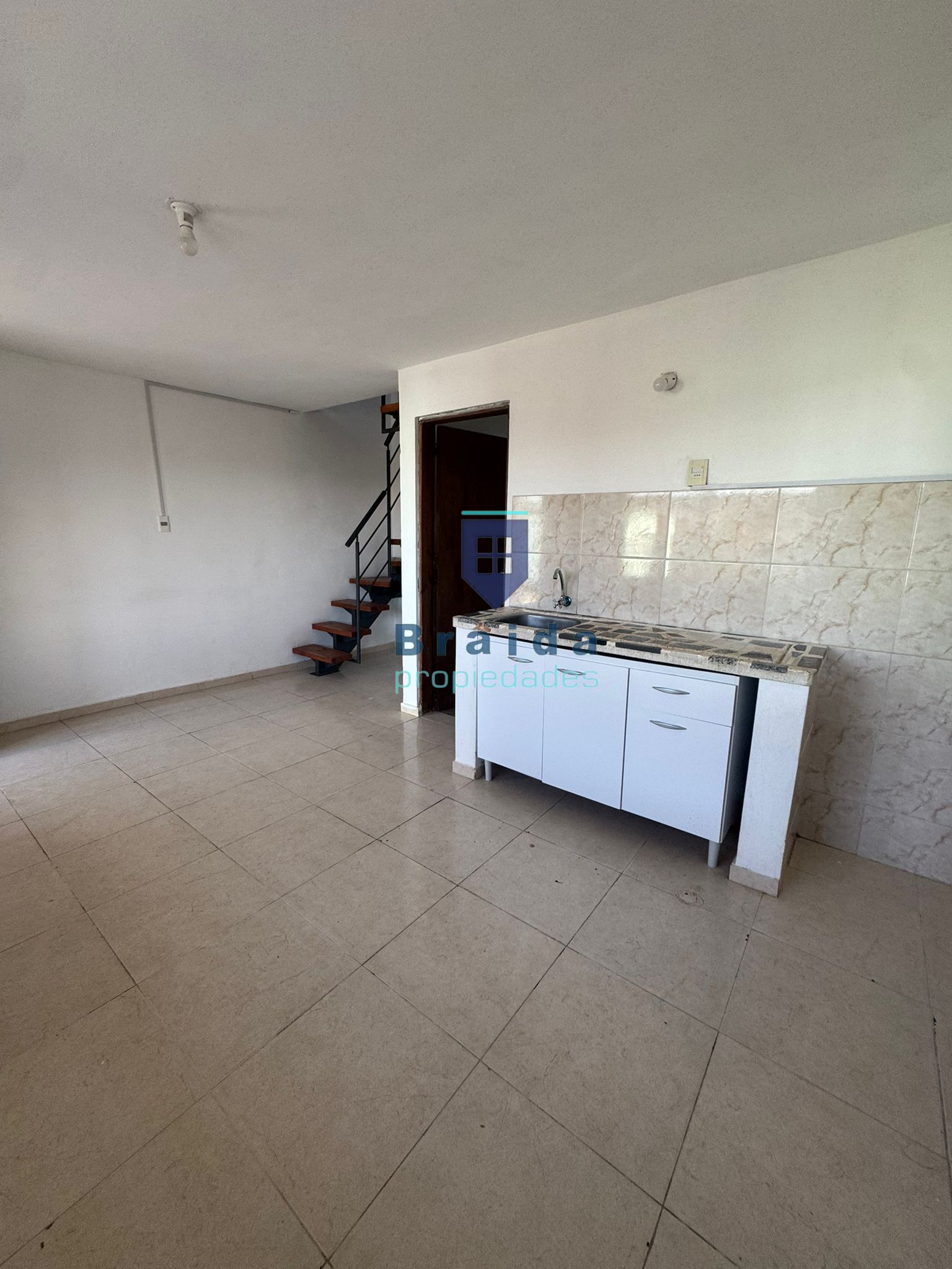 Hermosa casa de dos plantas y dos dormitorios