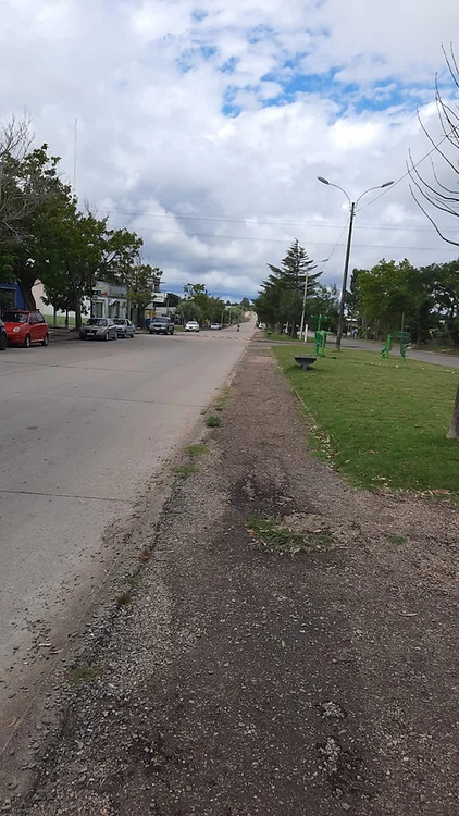 Espacioso local sobre Avenida Artigas